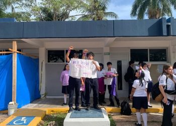Estudiantes protestan por violencia digital con IA en plantel escolar y acusan omisión de directivos