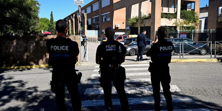 Estudiante de 14 años hiere a dos profesores con una escopeta en un colegio de Francia