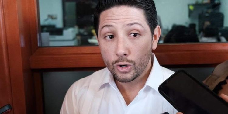 Renan Sánchez Tajonar se va sobre Cozumel, la encomienda es el Cuarto muelle de cruceros para el Niño Verde, millones de pesos en saqueo, deja los colores de la Mafia Verde en un intento de engañar a los incautos.