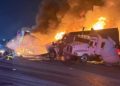 Tráiler choca contra unidades estacionadas y se incendia durante bloqueo en la autopista Toluca-México