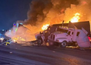 Tráiler choca contra unidades estacionadas y se incendia durante bloqueo en la autopista Toluca-México