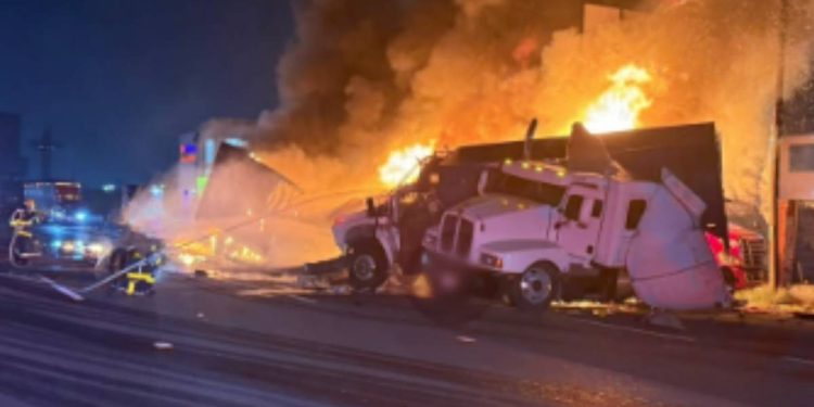 Tráiler choca contra unidades estacionadas y se incendia durante bloqueo en la autopista Toluca-México