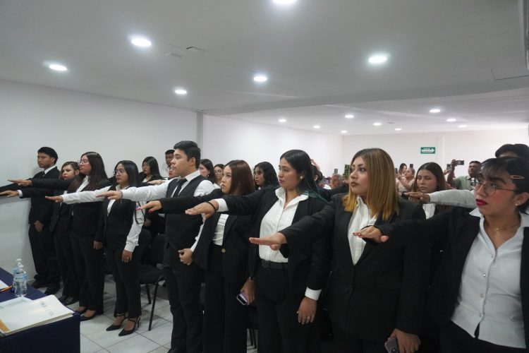 Celebra la Universidad Más Educación y Enseñanza toma de protesta de 40 egresados de licenciatura