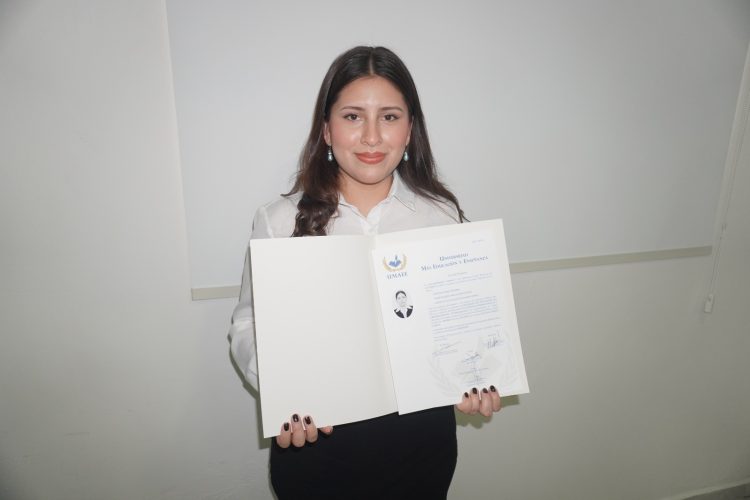 Celebra la Universidad Más Educación y Enseñanza toma de protesta de 40 egresados de licenciatura