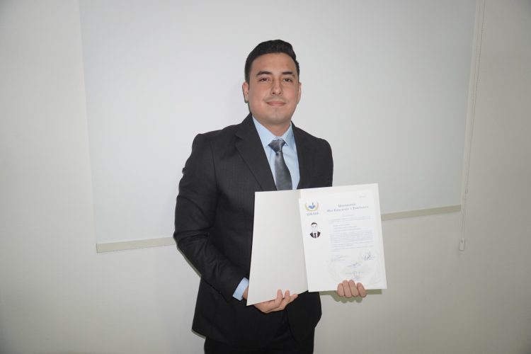 Celebra la Universidad Más Educación y Enseñanza toma de protesta de 40 egresados de licenciatura