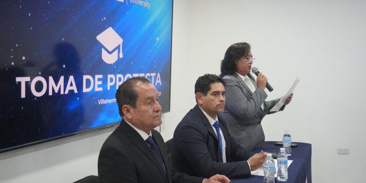 Celebra la Universidad Más Educación y Enseñanza toma de protesta de 40 egresados de licenciatura
