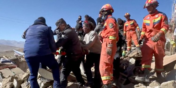 Un sismo de magnitud 7.0 sacude la región del Tíbet en China y activa la alerta nacional de emergencia