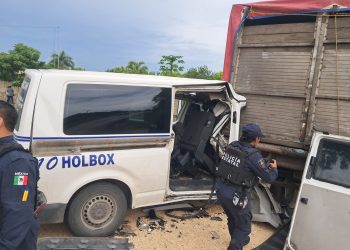 Van del hermano de Nivardo Mena genera accidente y deja heridos al día de hoy no se hacen responsables