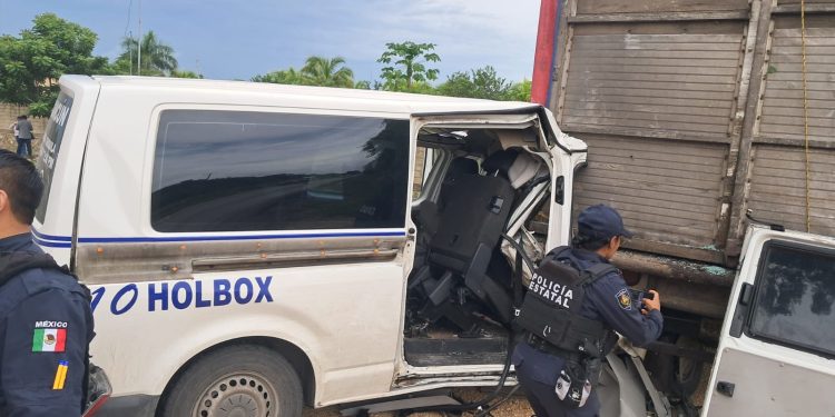 Van del hermano de Nivardo Mena genera accidente y deja heridos al día de hoy no se hacen responsables