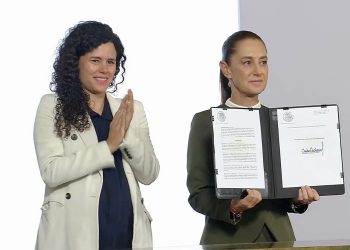 Sheinbaum firma decreto que prohíbe contenidos violentos en redes sociales; entrará en vigor en un mes