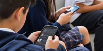 Comisiones del Senado aprueban prohibir celulares en escuelas de educación básica