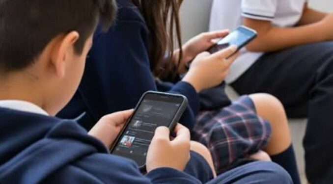 Comisiones del Senado aprueban prohibir celulares en escuelas de educación básica