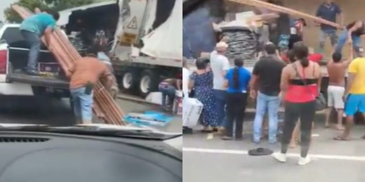 Rapiñan mercancía de tráiler accidentado en la carretera Villahermosa-Frontera