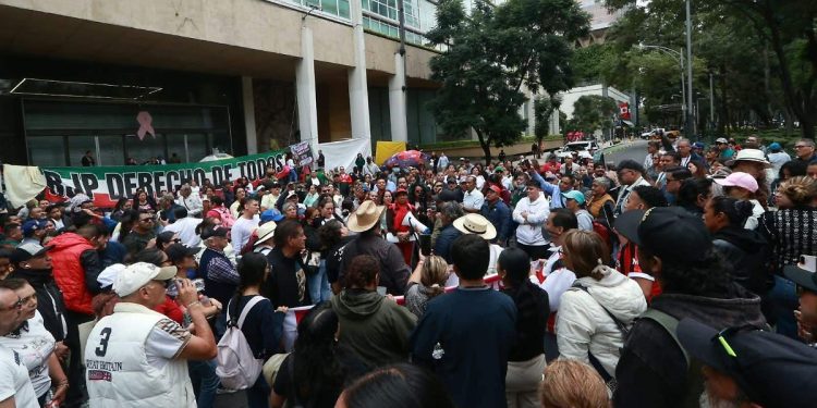 Trabajadores del IMSS adelantan marcha nacional para el 13 de octubre y mantienen plantón en Reforma