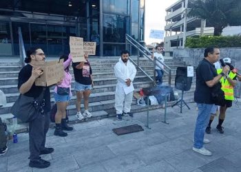 Ambientalistas se manifiestan en Pemex por olores a hidrocarburo y exigen el apagado inmediato de mecheros