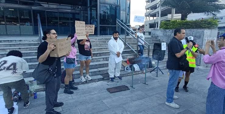 Ambientalistas se manifiestan en Pemex por olores a hidrocarburo y exigen el apagado inmediato de mecheros