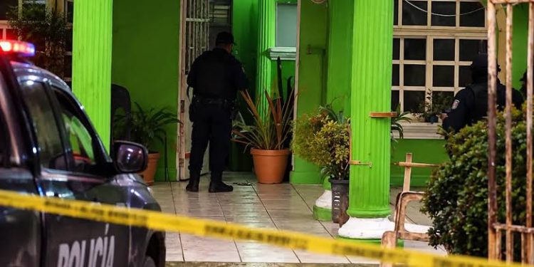Investigan triple homicidio de una familia tras ataque armado en Nacajuca