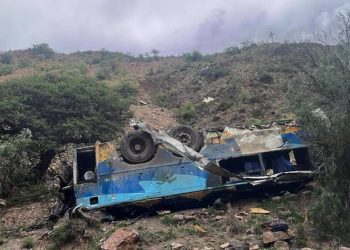 Accidente en Bolivia: Minibús cae a un barranco y deja al menos siete muertos y cuatro heridos