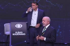 Lula da Silva y Flávio Bolsonaro choca en intenso debate presidencial marcado por acusaciones de corrupción