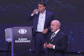 Lula da Silva y Flávio Bolsonaro choca en intenso debate presidencial marcado por acusaciones de corrupción