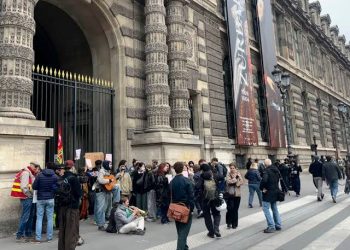 Estudiantes bloquean el Museo del Louvre en París en protesta por la calidad de vida en Europa
