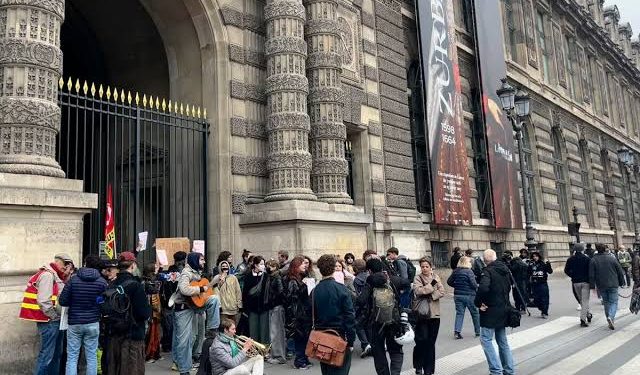 Estudiantes bloquean el Museo del Louvre en París en protesta por la calidad de vida en Europa