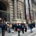 Estudiantes bloquean el Museo del Louvre en París en protesta por la calidad de vida en Europa