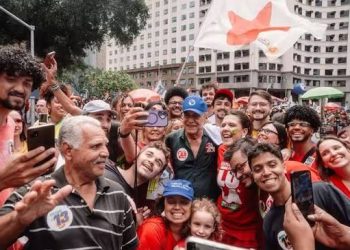 Encabeza Lula concurrida marcha en Río de Janeiro previo a la segunda vuelta presidencial en Brasil