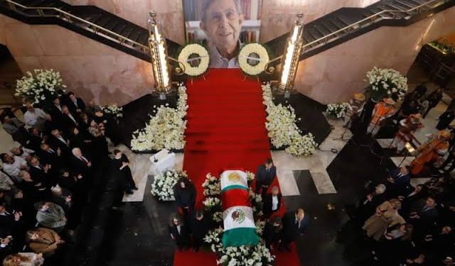 Acompañan cientos de ciudadanos el homenaje de cuerpo presente a Cuauhtémoc Cárdenas en Bellas Artes