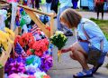 Cubren con pegatinas de votación el altar de mexicano abatido por ICE en Texas