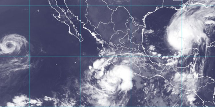 Huracán Simón se fortalece a categoría 3 frente al Pacífico mexicano y activa alerta de emergencia federal