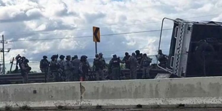 Vuelca camión de la Guardia Nacional en la carretera Mérida-Campeche; reportan al menos 10 elementos lesionados